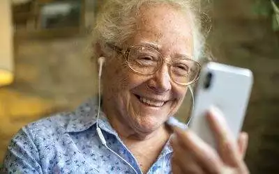 How to Effectively Communicate With Seniors